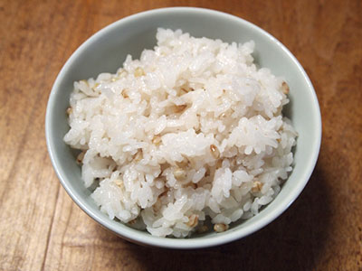 炊飯器を使った、お米とそばの実を一緒に炊く方法