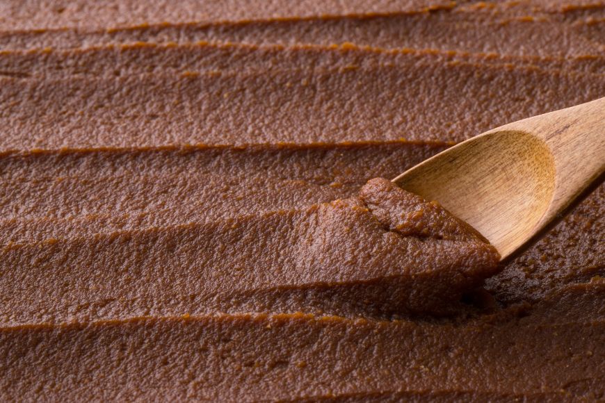 スプーンで味噌をすくう