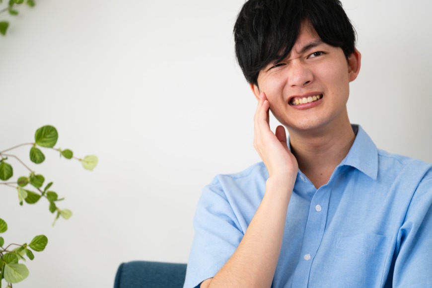 歯を気にする男性