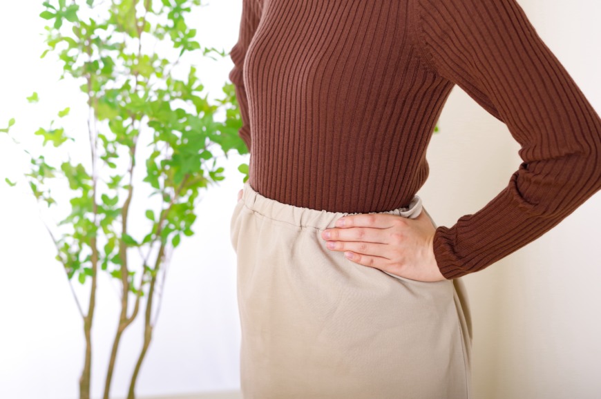 腰に手を置く女性