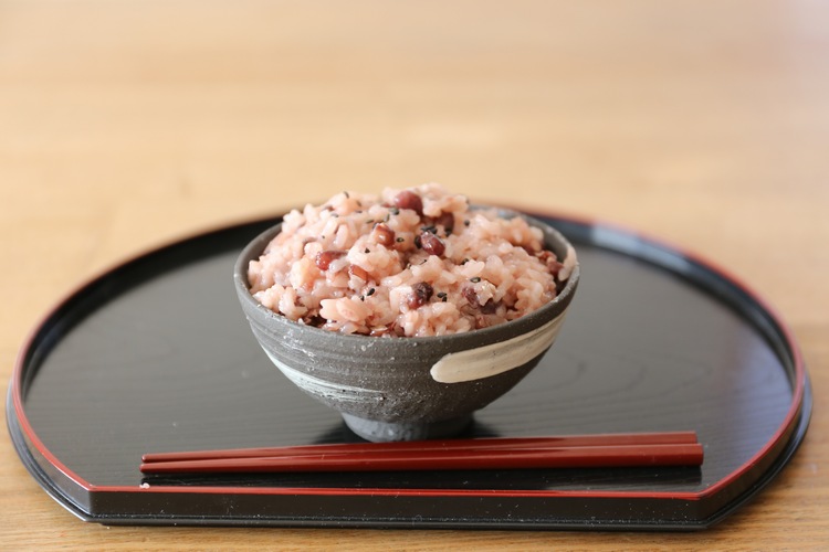 炊飯器で作る赤飯 きれいに炊きあげるコツや小豆の栄養もご紹介 Well Being かわしま屋のwebメディア