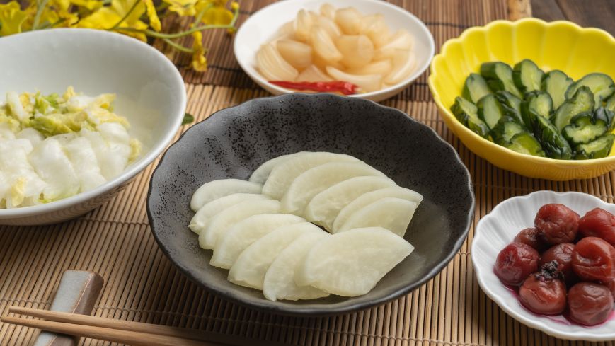 皿に盛られた5種類の漬物