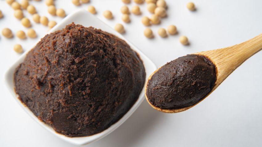 スプーンですくった味噌