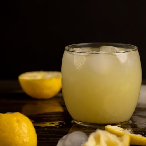 レモンのフルーツが入ったグラスとレモン