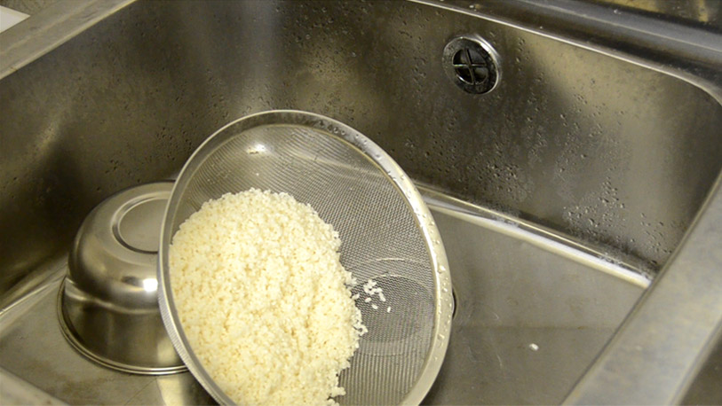 洗米したお米の水を良く切る