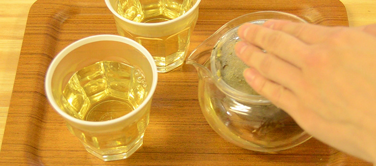 クマザサの葉茶を注ぐ