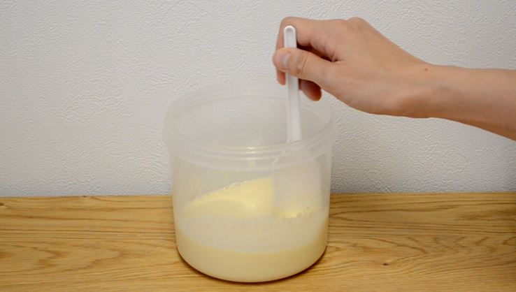 乳酸菌パウダーがしっかり溶けたのを確認してから残りの豆乳を入れます