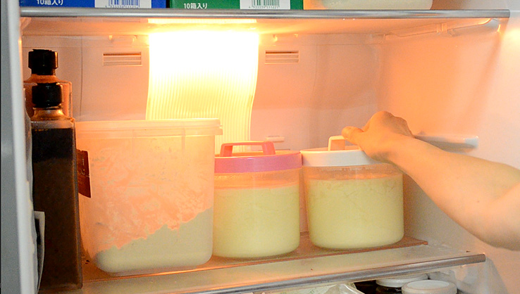 豆乳ヨーグルトが上手く固まっていたら、内容器ごと冷蔵庫に入れます